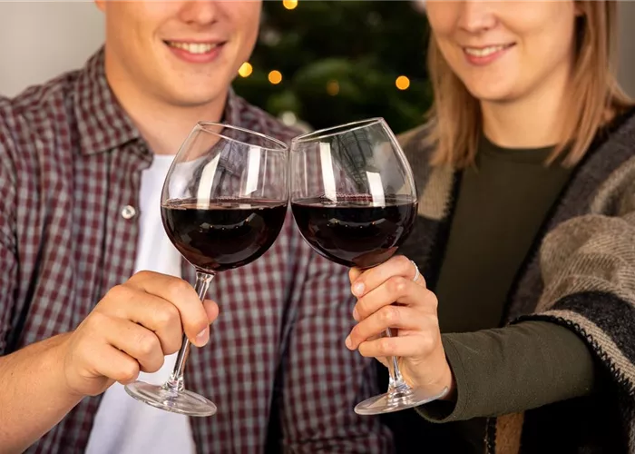 Weihnachten - Paar trinkt Wein