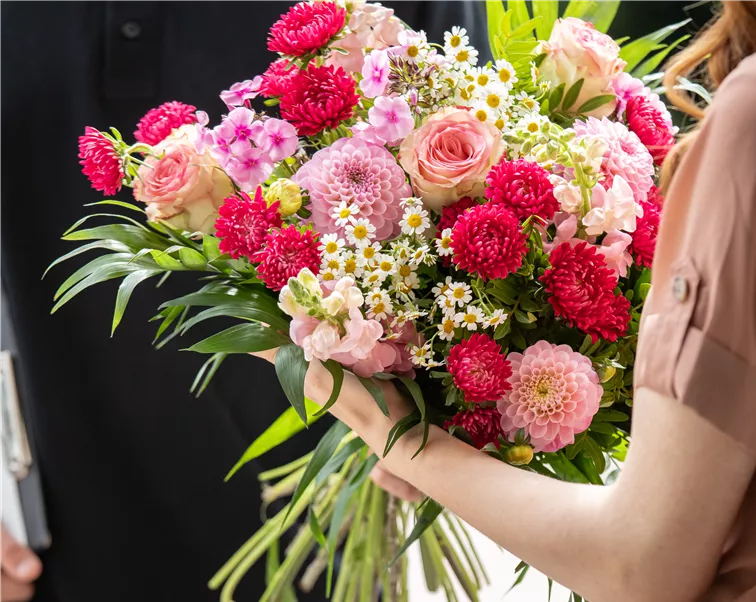 Lieferservice - Lieferant übergibt Blumenstrauß